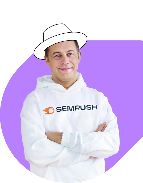 CEO ve kurucu Oleg Shchegolev'in Semrush logolu beyaz kapüşonlu bir sweatshirt ve başında beyaz boyalı bir şapka ile çekilmiş fotoğrafı
